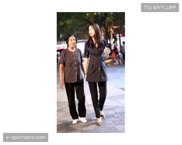 杨舒予随手背个包像带着小金库出门，地铁瞬间变时装周